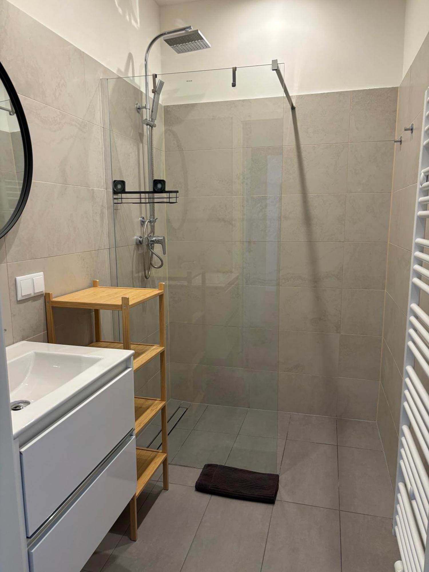 Schoenes Design, 3 Queensize-betten, Walk In Dusche, Kueche Komplett Mit Nespresso, Zusatzpaket Moeglich Kleinkinderbett, Kindergeschirr, Hochstuhl